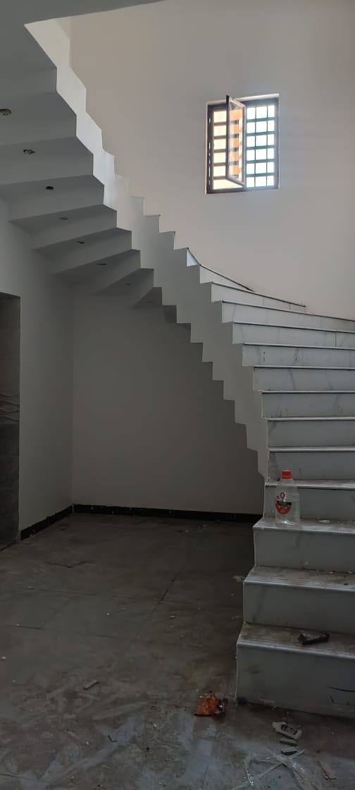 السلام عليكم واسعد الله اوقاتكم

يتوفر بيت للبيع  
#طابو ملك صرف زراعي عراقي وكاله ونسخه من الطابو  ولملاك موجود حي يرزق

مساحة البناء 200م
 
 بيت الركن 
يحتوي البيت على 
3 غرف  5×4
ديوان 8×4
مطبخ 5×4
هول 3×5
صاله 8×5
صحيات داخلي وخارجي
كراج سياره
وحديقه مرتبه 
 البيت بي مساحه ترك 
#البناءجديد 2026 درجه اولى وجاهز من كلشي  منطقه هدوئ ومتوفر بيها جميع  
 الخدمات ماء كهرباء مدارس قريبه مستوصف سوك كافة الخدمات متوفره
البيت فارق وجاهز للسكن 
البيت يقع على شارع 10م  اناره الشارع كله

#العنوان : بصره ابي الخصيب كوت ثويني ////   قريب على صيدلية كوت ثويني //
البيت يبعد عن الشارع كوت ثويني التبليط100م 

( السعر  135  وبي مجال )
***********
