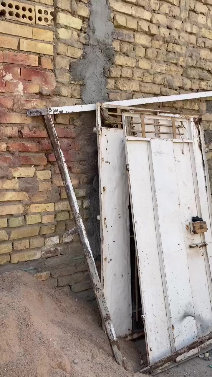 باب حديد ٣ طلاگات  حديد ثقيل القديم 
سعره  55 الف عنوان سوق الشيوخ شارع العقيلة. 

***********
