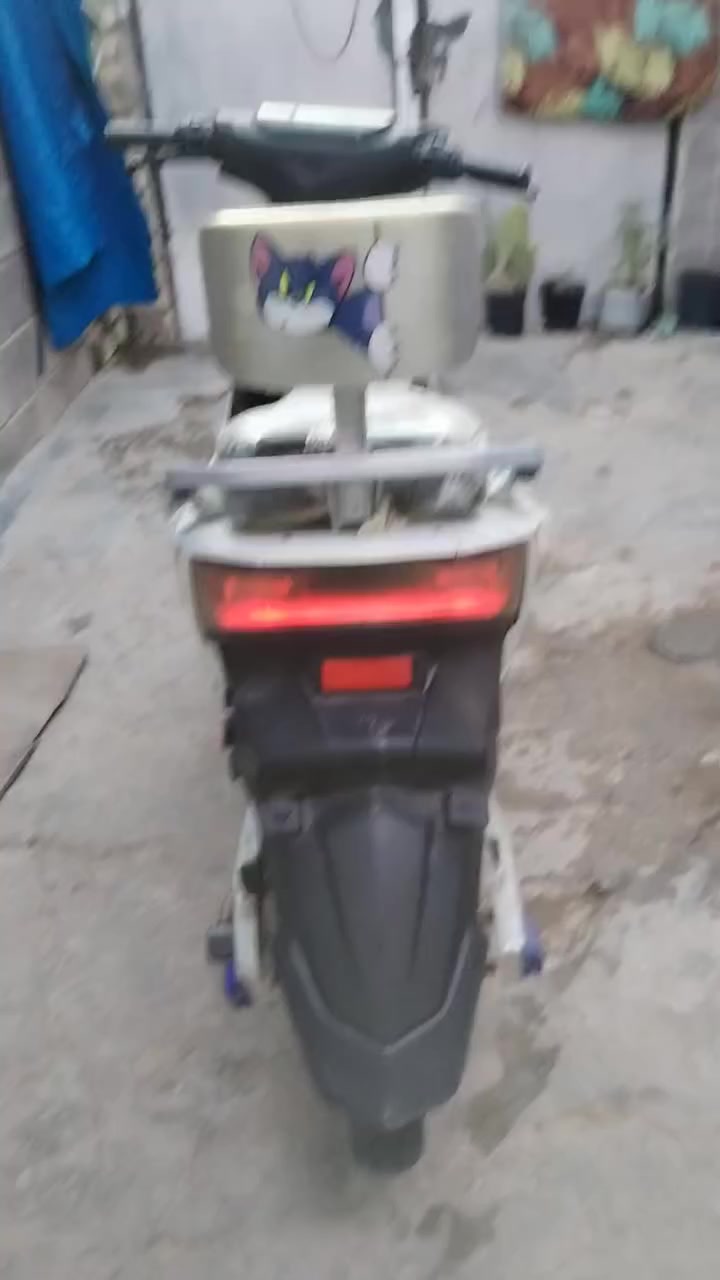 السلام عليكم دراجة شحن البيع دراجة نقصهه فقط بريكات الدراجة كهربايات كلهه شغاله السعر 370 او بيهه مجال رقم الهاتف *********** واتساب
