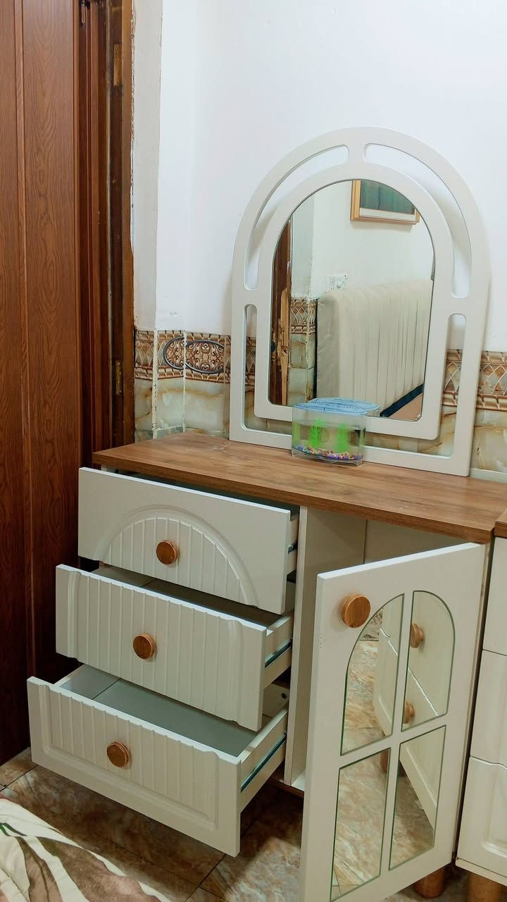 چرباية نظيف للغاية ، خزن چك حديد درجة اولى
كومدي عدد 2 
ميـز نظيف جدا
السعر 325 الف بيها مجال...
بغداد الغزالية 
للتواصل 
***********
