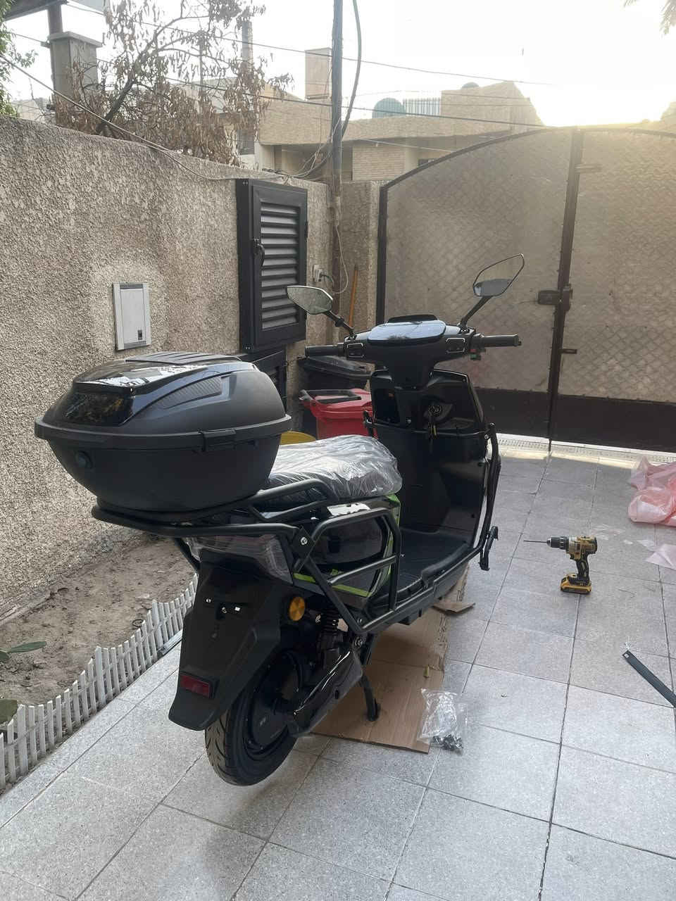 السلام عليكم دراجة جديدة قبل يومين فتحتهة من الكارتون 
بطاريه ليثيوم 
***********
