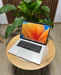 🍎🪟 **MacBook Air 2017 | نظام حسب طلبك!** 💻 **مواصفات الجهاز:** • المعا...