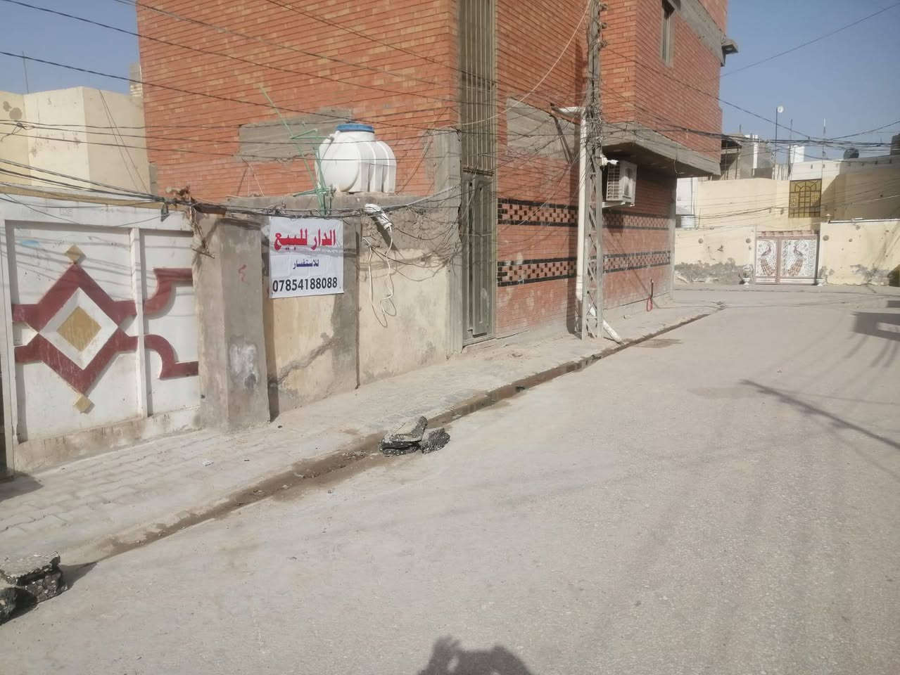 السلام عليكم دار للبيع المساحه 200 متر العنوان حي العسكري قرب الادله الجنائية بيع مستعجل الاستفسار الاتصال ***********  / ***********
