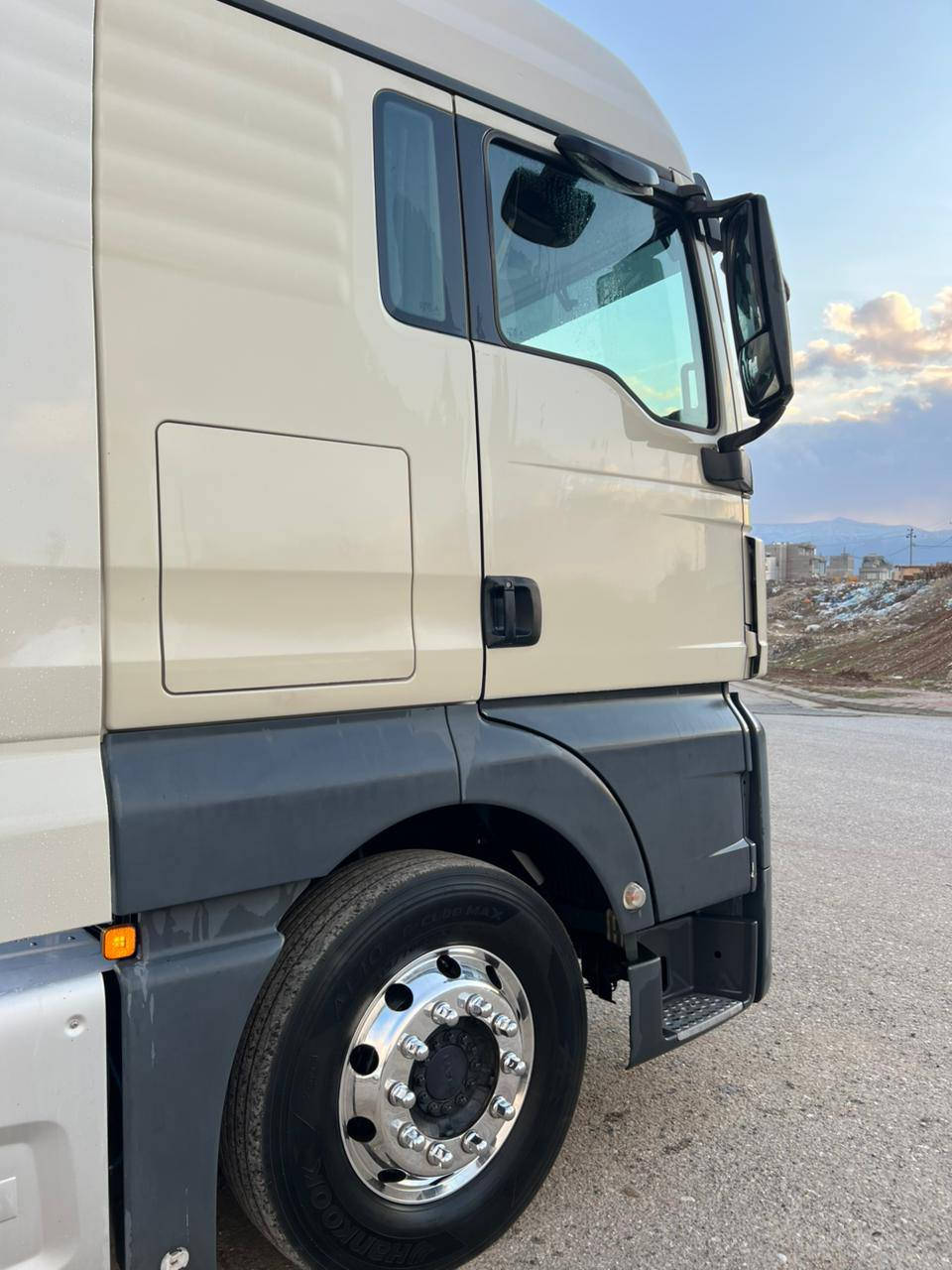 سلام علیکم سعر ٢٦٠ $   
مان سنگڵ سحال حجم ٥٠٠
گێرداشخوڵ 
تۆماتیک ریتایدەر گێر تراکسۆن
سلاجە
تاقم ویل کرۆم باڵو کاسیحە شەمسی
سپلێت خزن
حاسەو کامێرا
رەنگ کرێمی تبنی
سەیارە گۆراوە بە سنگل بیلات تاک بووە
مەکینەو گێری نەکراوەتەوە بەشەرت
٥٠٠ کم رۆشتوە 
ماشی ٥٠٠ کم
هەموو شتێکی شەریکەی بۆ بەستراوە سەیارەکە لەسەر شوخت دەرگاو لای سنوقی بۆیاخی ێەوروپایە تەنها شوختە بێ لێدراویو مەقەست *********** ژم موبایل
واتس اپ***********   واتس اپ
ناونیشان سلێمانی 
مکان سیارە سلێمانی
