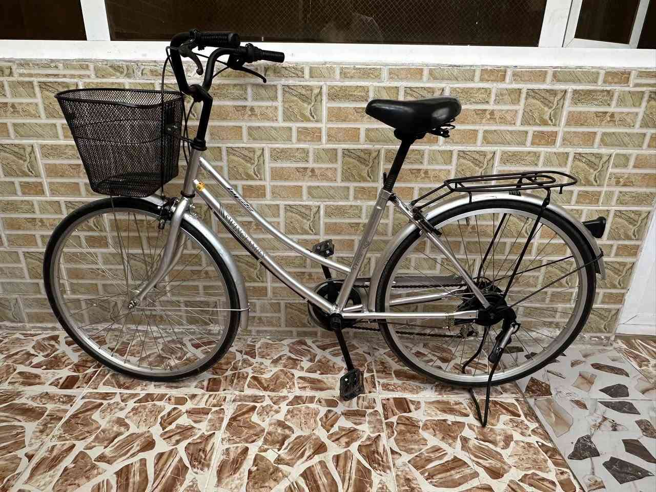 الماركة: SAKAMOTO Bicycleياباني 
* المقاس: 26 إنش 
* النوع: دراجة مدينة (City Bike) مخصصة للتنقل اليومي.
* الهيكل: إطار منخفض (Step-Through) لسهولة الصعود والنزول.
* السرعات:6 كير 
السعر 100الف


**إذا كنت صاحب هذا الإعلان وتريد حذفه لأي سبب، رجاءا أرسل رسالة إلى الدعم الفني**