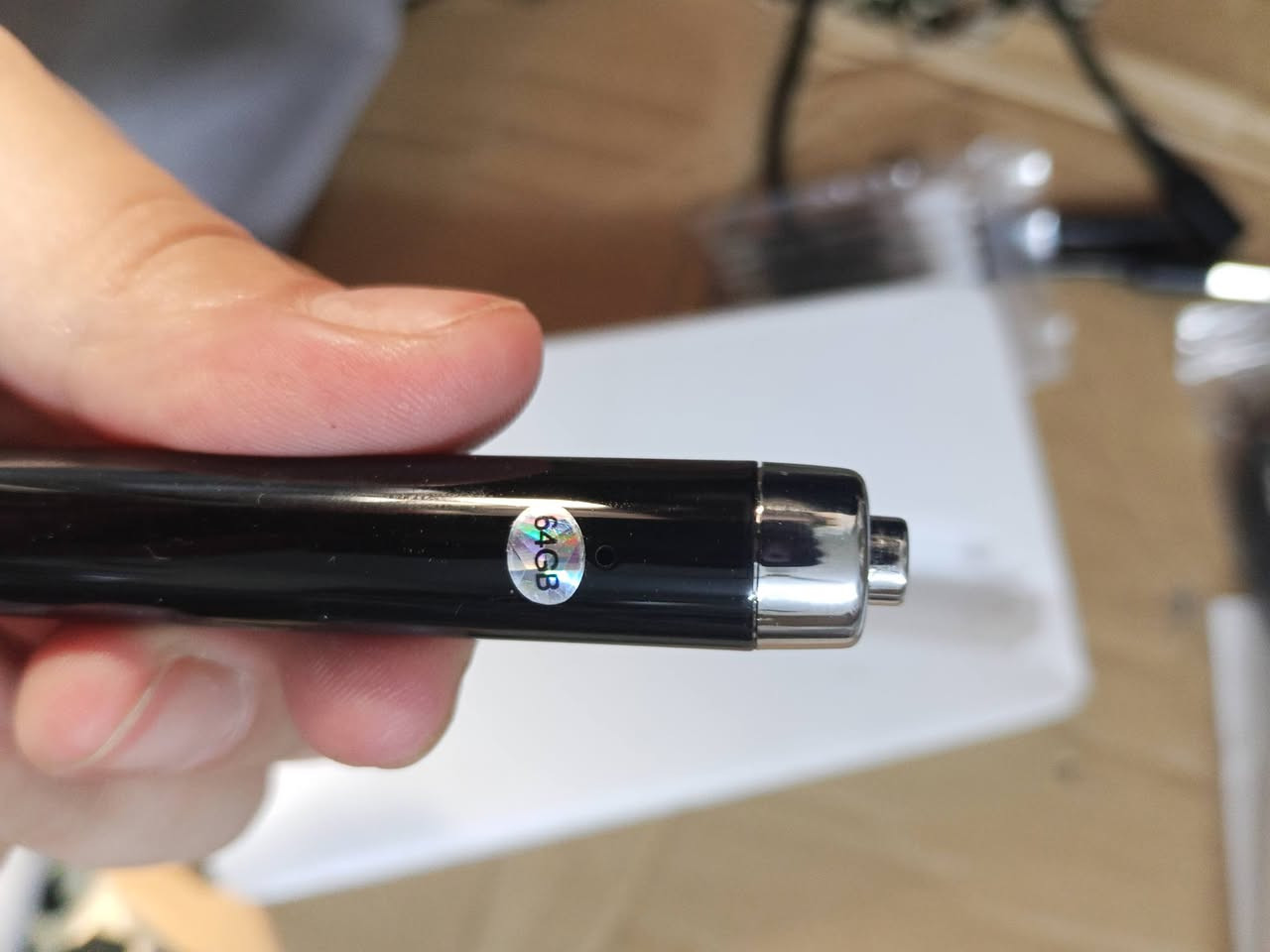 يحتوي هذا الطقم على قلم تسجيل صوتي رقمي (Digital Voice Recorder Pen) مصمم بشكل خفي لتسجيل المحادثات والمحاضرات بسرية.يتضمن الجهاز سماعات أذن للاستماع المباشر للتسجيلات، وكابل USB لنقل الملفات إلى الكمبيوتر أو شحن البطارية.يتميز المنتج بخاصية التسجيل بلمسة واحدة (One-Button Recording) ويحتوي على ذاكرة تخزين داخليه 64GB جيجابايت.يمكن استخدام القلم للكتابة الفعلية بالإضافة إلى وظيفته كجهاز تسجيل.للحصول على تفاصيل أدق حول سعة التخزين وعمر البطارية، يرجى تصوير كتيب التعليمات المرفق داخل العلبة.
سعر 45.000 مع تـوصيل


**إذا كنت صاحب هذا الإعلان وتريد حذفه لأي سبب، رجاءا أرسل رسالة إلى الدعم الفني**