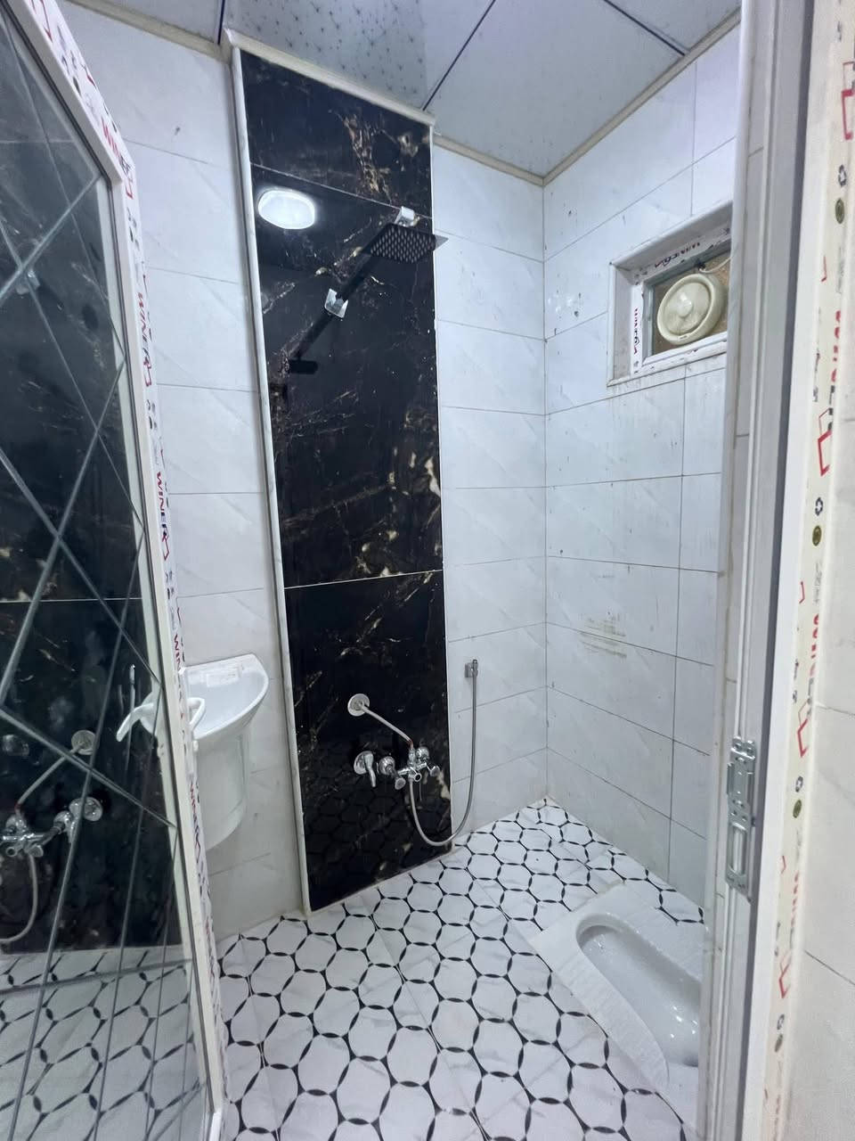 ✨ فرصة سكنية مميزة.. دار الأحلام في حي الامام علي  كربلاء المقدسة! ✨
​هل تبحث عن دار بمواصفات "درجة أولى" بتصميم عصري يجمع بين الخصوصية والراحة؟
نقدم لكم عقارنا الجديد كلياً، بناء حديث (طابوق درجة أولى) لم يُسكن من قبل.
​🏠 مواصفات العقار:
​المساحة: 65 متر مربع.
​التصميم: طابقين بنظام "شقتين مستقلتين" بالكامل.
​الحالة: بناء جديد بمواد إنشائية ذات جودة عالية.
​توزيع الطوابق:
​الطابق الأرضي (راحة وجمال):
​طارمة واسعة.
​غرفة نوم مريحة.
​صالة استقبال واسعة.
​مطبخ حديث.
​صحيات متكاملة.
​إضافة مميزة: شلال بتصميم ديكوري راقٍ يعطي لمسة جمالية للمكان.
​الطابق الثاني (خصوصية تامة):
​مدخل ودرج معزول (استقلالية كاملة).
​صالة استقبال.
​مطبخ.
​غرفتين نوم واسعتين.
​صحيات متكاملة.
​🛠 التجهيزات الفنية لكل شقة:
كل شقة مجهزة بالكامل بـ (خزان مياه + ماطور دفع + سخان) لضمان راحتكم.
​📍 مكتب سمو الملك 👑
نحن هنا لنحقق طموحكم في السكن والاستثمار. لمزيد من التفاصيل، صور العقار، أو لترتيب زيارة ميدانية، لا تترددوا بالتواصل معنا:
​📞 للاتصال المباشر: ***********
💬 واتساب: ***********
​ملاحظة 
لا لا لا يوجد اقساط ولا رهن ولا ايجار اعتذر منكم جميعاً
