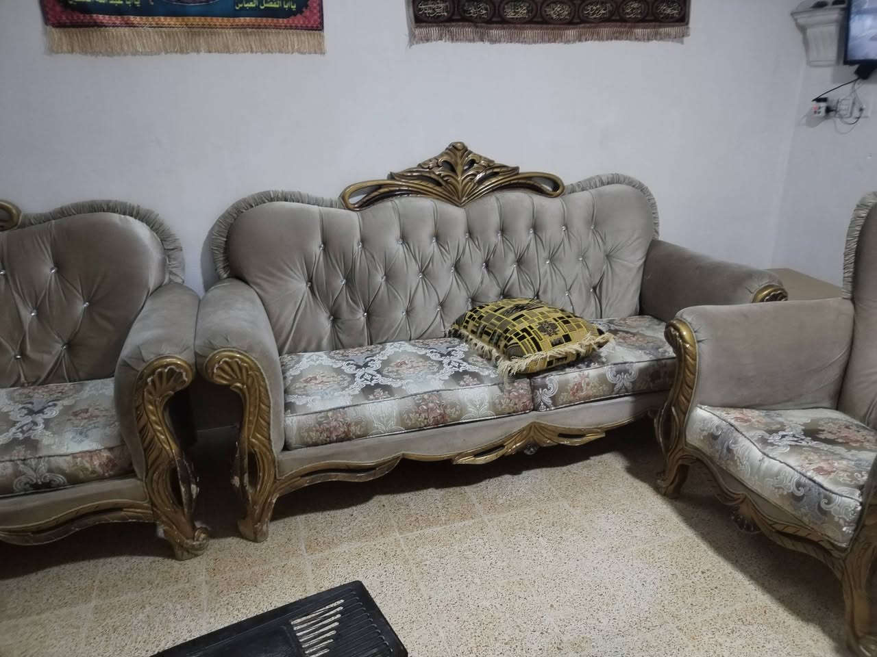 عندي ديوان سعرها ٢٠٠ بي مجال مناميه ١٧٥ الف بي مجال اي استفسار اتصل على رقم ***********
