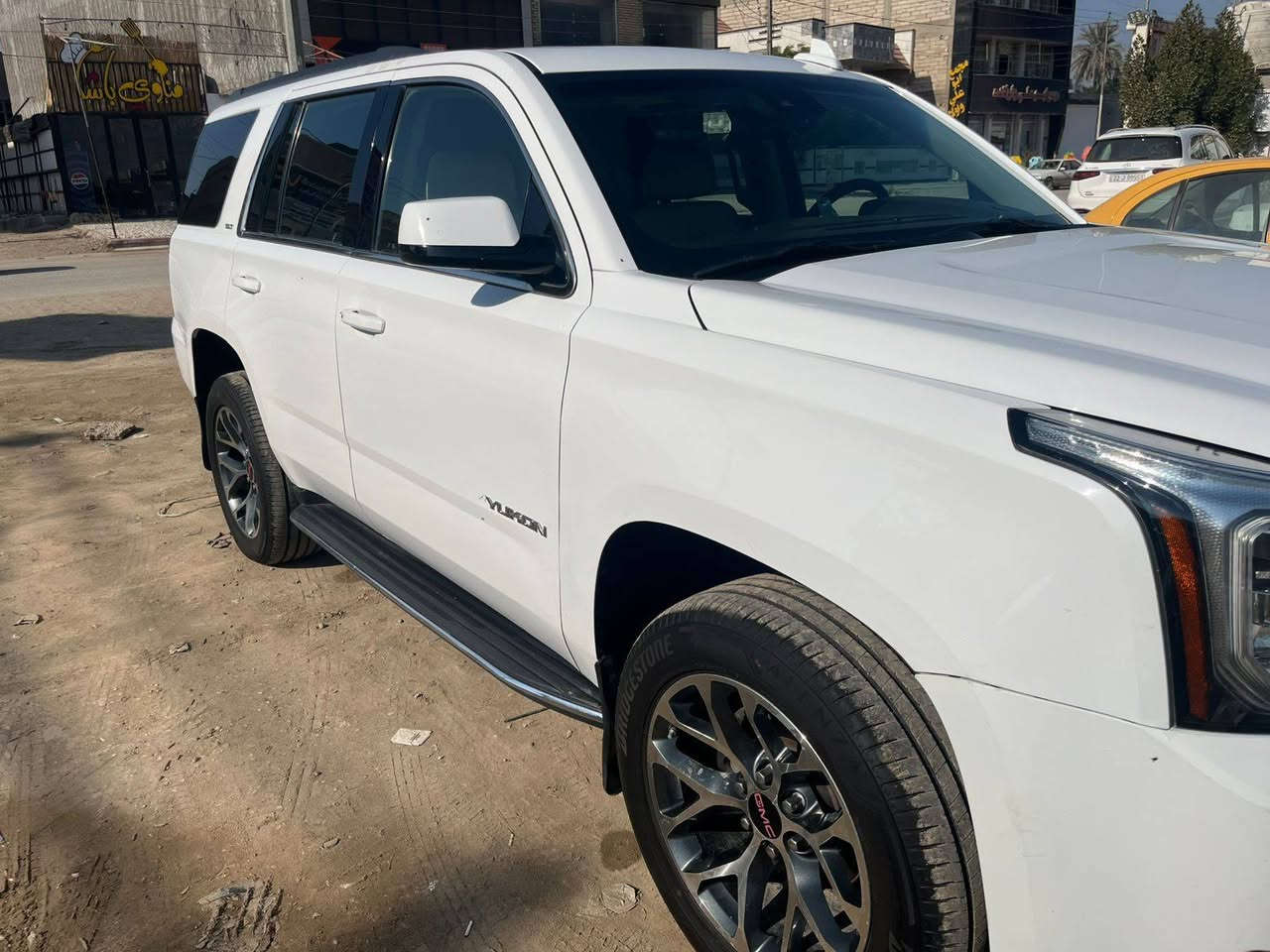 يوكن 2017 SLT
 فول جديدة وبلادية كلها وضع شركة كفالة من التبديل والصبغ فقط بارد موضح بالصورة حادث بالصور 

سيارة ماشية 48 كيلو (30 مايل)
 يعني بمشي سيارة موديل 24  
مال بيت ومضمومة  جديدة جدااااا 

فتحة / بصمة / ثلاجة /جنطة كهرباء / قاصة / مقاعد جلد كلها تدفئة وتبريد وكهرباء وخزن ميموري للسائق / شاشة / كشن هزاز / تحديد مسار / تشغيل عن بعد / حساسات امامي خلفي 

رقم بغداد تحويل مباشر 

السعر $350 
وبيها مجال 
او  مراوس بيوكن او تاهو 22 او 23  جديد وماشي قليل 

 مكان السيارة حلة

***********
