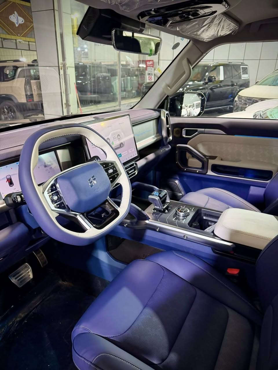 متوفر حالياً 
جيتور T2 هايبرد بلگن PHEV🔌⚡️🔌

✅ المواصفات :

الهايبرد القوي… التكنولوجيا المتقدمة… والراحة المطلقة!
• محرك 1.5 لتر تيربو + محرك كهربائي
• قوة إجمالية: 380 حصان
• العزم: 610 نيوتن.م
• ناقل حركة أوتوماتيكي مخصص لنظام الهايبرد 3DHT
• نظام الدفع: أمامي
• المدى: 1000 كم (هايبرد) + 139 كم كهرباء بالكامل

• كاميرات محيطية 540 درجة
• مثبت سرعة ذكي متفاعل
• نظام التحذير عند مغادرة المسار
• نظام المساعدة للبقاء في المسار
• نظام التحذير من التصادم الأمامي والخلفي
• حساسات أمامية 6 + خلفية 6
• نظام الكبح التلقائي للطوارئ
• نظام الكبح التلقائي عند الرجوع للخلف
• نظام الثبات الإلكتروني ESC
• نظام المكابح ABS
• فرامل يد إلكترونية مع AutoHold
• نظام مساعد لصعود المرتفعات
شاشة عدادات عملاقة 16.2 إنش
• شاشتان للترفيه والملاحة: 15.6 إنش + 10.25 إنش
• نظام صوتي فاخر SONY بـ 12 سماعة
• مقاعد أمامية كهربائية (تدفئة + تبريد)
• مقاعد من الجلد الفاخر
• شاحن لاسلكي
• إضاءة داخلية محيطية
• إضاءة خارجية LED بالكامل
• فتحة سقف بانورامية
• صندوق خلفي كهربائي
• نظام الدخول الذكي + تشغيل عن بعد
• أنماط قيادة متعددة ونظام توفير الطاقة
• مرآة وسطية ذكية تعمل بالكاميرا
• فلتر هواء N95

🛠️ الضمان:
• ضمان أساسي: 6 سنوات / كم مفتوح
• ضمان المحرك: 10 سنوات / 1,000,000كم 
العنوان: بغداد - البياع - الشارع الوسط
هاتف : ***********

#سيارات_للبيع #سيارات
