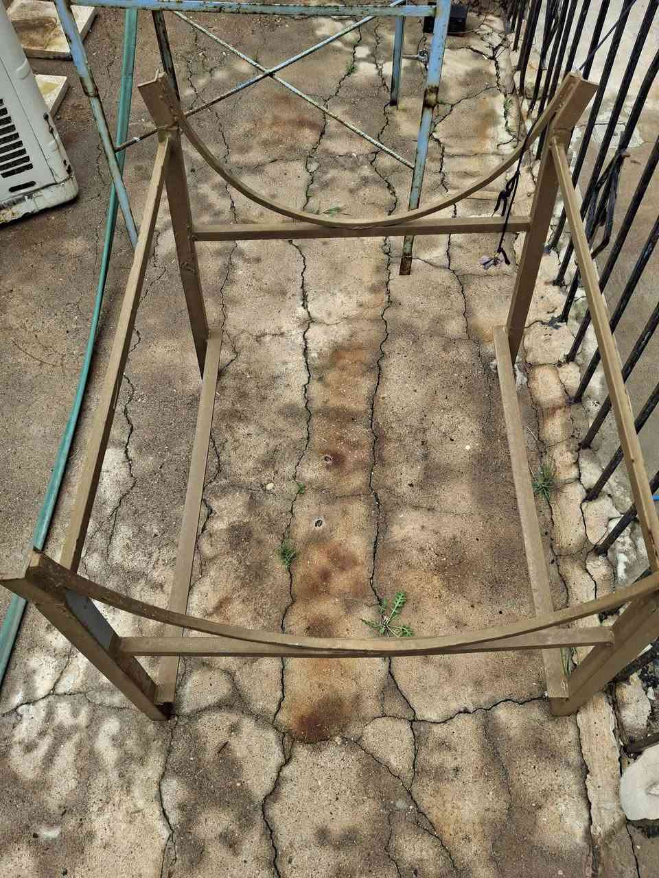 اغراض للبيع في برطلة للاستفسارعلى رقم***********
