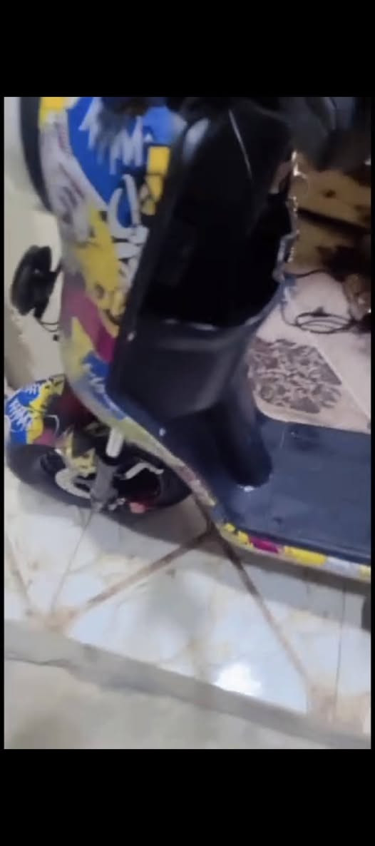 للبيع: دراجة شحن R8 الجبارة (بحالة ممتازة) ⚡
​إذا كنت تبحث عن التوفير، السرعة، والمتانة في نفس الوقت... الدراجة الكهربائية الشهيرة R8 معروضة للبيع الآن! دراجة عملية جداً، اقتصادية للمشاوير اليومية، وتتحمل العمل الشاق.
​📊 المواصفات والمميزات:
​الموديل: دراجة شحن R8.
​البطارية: بحالة ممتازة [اكتب هنا: مثلاً جديدة أو كفاءتها 90%]، تضمن لك مسافة مقطوعة طويلة بالشحنة الواحدة.
​المحرك: قوي جداً، عزم ممتاز في الصعود والسرعة.
​التحكم والراحة: تحتوي على مساعدات (جامبينات) مريحة جداً لامتصاص الصدمات في الطرق غير المستوية.
​الأمان: منظومة مكابح (بريك) قوية واستجابة سريعة، مع إضاءة LED أمامية وخلفية ممتازة للقيادة الليلية.
​الإضافات: شاشة رقمية (ديجيتال) واضحة لمعرفة السرعة ونسبة شحن البطارية.
​🔍 حالة الدراجة:
​الدراجة نظيفة جداً وبحالة [ممتازة / شبه جديدة].
​لا تحتاج إلى أي مصاريف إضافية، "شغل واطلع".
​جميع الإكسسوارات والأنوار والعدادات تعمل بكفاءة 100%.
​💰 السعر والمكان:
​السعر المطلوب: 450000] (قابل للتفاوض البسيط للصادقين).
​الموقع: [البصره الزبير ].
​📞 للتواصل والاستفسار:
يرجى المراسلة عبر الرسائل الخاصة أو الاتصال على الرقم: [***********] البصرة, العراق
