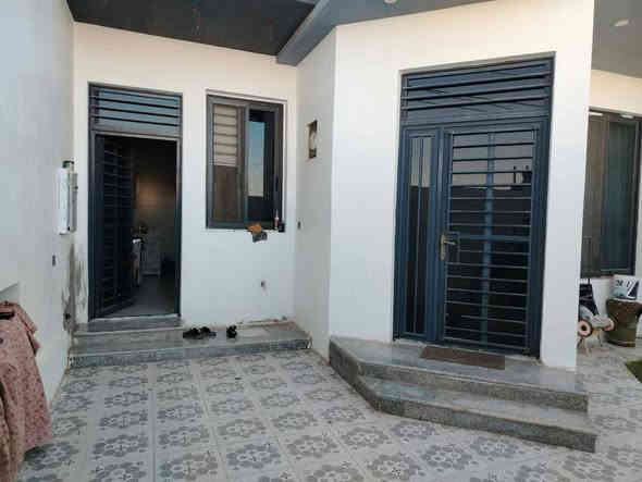 #للبيع_للبيع_للبيع 
••••••••••••
تسلسل(أ/٢/ ٦١٤)

 🔴🏠#دار_سكن_في_الفلوجة - المجمع الذهبي - مقابل الحي العسكري 
✅ طابقين - طابوق- بناء حديث
✅ المساحة 200م  الواجهة 8.5م   والنزال 23.5م 
✅ طابو ملك صرف سكني
✅ شارع 15م تبليط مع رصيف
⭕ يتكون الطابق الارضي من مدخل(مع مجموعة صحية)+ استقبال+ مطبخ بالوجه حار وبارد +غرف نوم عدد 2 + حمام+ صحيات داخلية وخارجية
⭕ ويتكون الطابق العلوي من غرف نوم عدد 2+ حمام وصحيات
🍎 اي ان مجموع غرف النوم هي 4
✅مناور 
✅ ارضية الدار بورسلين بالكامل 
✅حديقة + كراج سيارة 

🚫 الدار جديدة وجاهزة للسكن 

🔴 سعر البيع 225 مليون دينار /تفاوض
ونرفق بعض الصور التوضيحية
 
••••••••••••••••••••••••••••••••••••
⭕ على الراغبين بالشراء زيارتنا في مكتبنا في شارع الثرثار - مقابل جامع سيدنا عثمان
هاتف المكتب :- ***********    ***********
⭕ اوقات الدوام والاجابة على الهاتف:-
من الساعة ٩ صباحا لغاية الساعة ١ ظهرا 
ومن الساعة ٤ عصرا لغاية الساعة ٩ مساءا
