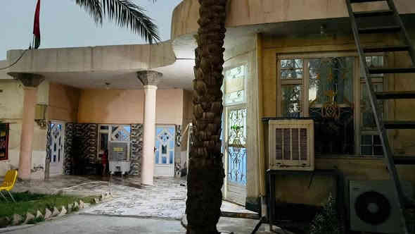 دار للايجار مساحته 600متر🟥 نظيف 🟦 يحتوي على ثلاثة غرف نوم وهول ومطبخ واستقبال وصحيات داخلية وخارجية وگراچ كبير جدا وحديقة كبيرة جدا 🟥
الأرضية والجدران سيراميك 🟦
سعر الايجار //((250). الف 
العنوان// كوت --حي الحكيم الاولى- شارع گاله 🟦
للاستفسار الاتصال على الارقام التاليه ⬇️⬇️
📳📳*********** 📳📳
📳📳*********** 📳📳
📳📳*********** 📳📳
مكتب دلالية اهل الديرة للعقار 🏨🏨
