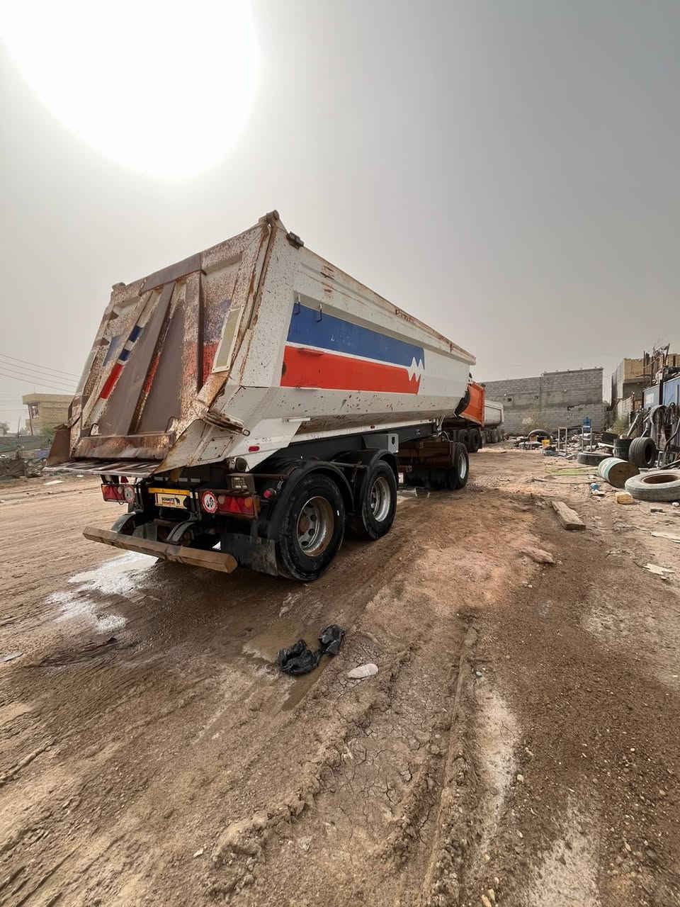 سلام عليكم مقطوره حوضيه للبيع دنكيرين جوبلس بلاديه ذره 27متر تصير عربانه تريله تصير مقطوره تايرات 22نص عمر كفاله من كلشي سعر170بيه مجال ***********
