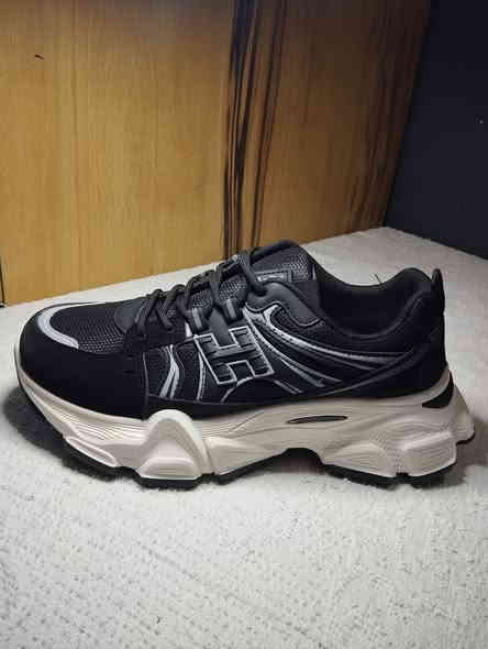 السلام عليكم ورحمه الله وبركاته 50 قطعه احذيه جديد مو باله ابيعهن شلعه وحده القطعه على 7 الف والقياسات من 40 لل 45 مستعجل على البيعه للتواصل ***********
