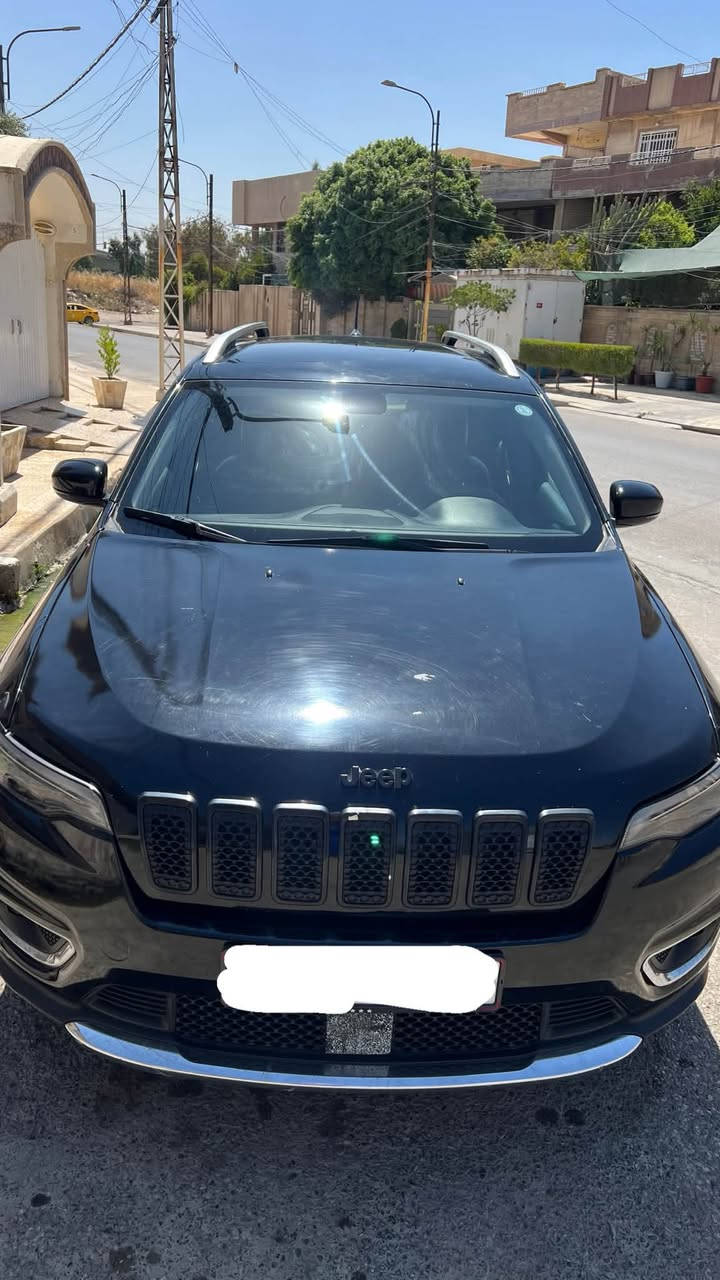 السلام عليكم jeep بزون2019 فول مواصفات بدون فتحه فقط رقم اربيل مسطره كشنات جلد تحكمات استيرن فول كامل السياره  كابون بانزين بيها الالكتروني الجديد غرامات صفر جاهزه السياره من كلشي محرك 2400الضرر فقط تبديل بوند وقليل بارد باب الوره 
السعر(135)للتواصل(***********)
