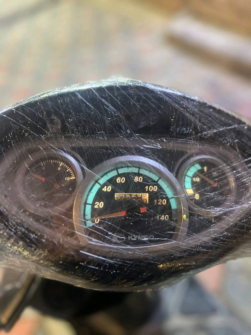 دراجة سكوتر مريحة وسهلة الاستخدام، مثالية للتنقل داخل المدينة. تتميز باللون الأسود وهي مزينة بملصقات مميزة. الإضاءة الأمامية والخلفية بحالة ممتازة، وبها عداد سرعة واضح.