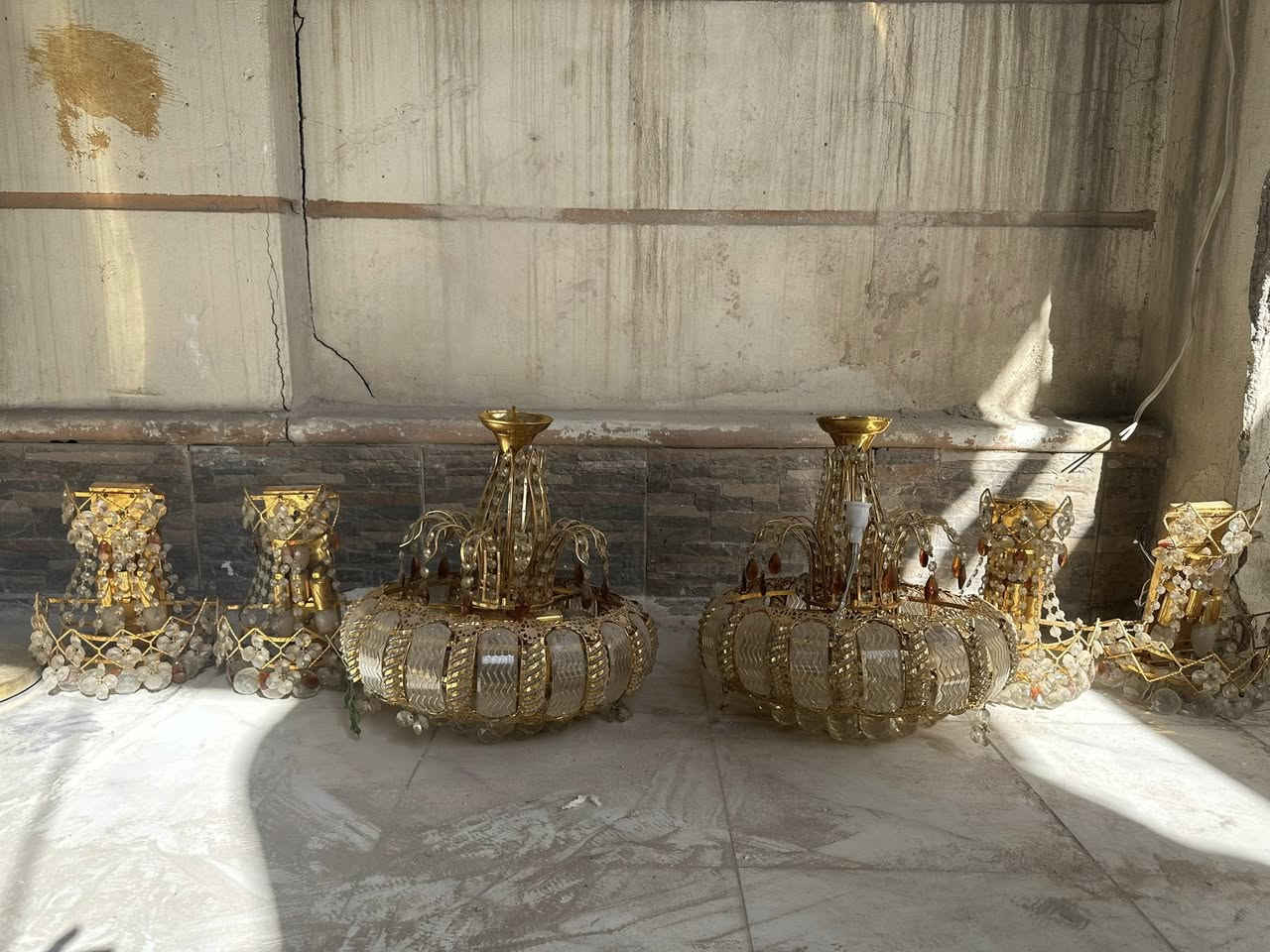 ثريات حجم كبير عدد 2
براكيتات عدد 4 

ميز تلفزيون زجاج مضلل

 فازات كبير عدد 2

فازات صغير عدد 2 

للبيع


**إذا كنت صاحب هذا الإعلان وتريد حذفه لأي سبب، رجاءا أرسل رسالة إلى الدعم الفني**