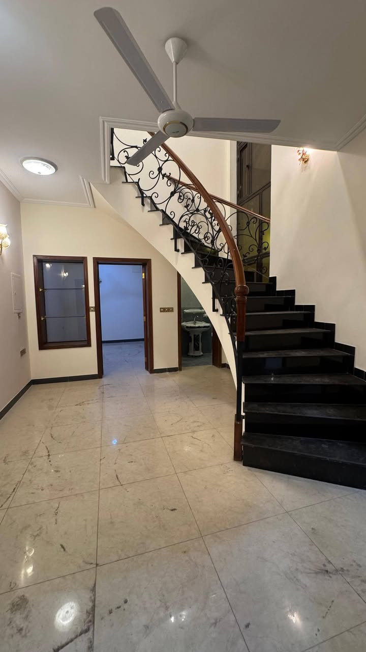 للبيع _ للبيع 

بيت مساحة ( 120 ) متر واجهه ( 6 ) متر 

طابو صرف بناء حديث  طابقين  بموقع مميز مدخلين 

الطابق الأول ( استقبال مطبخ صالة غرفة نوم خدمات كاملة ) 

الطابق الثاني ( ثلاث غرف نوم وخدمات ) 

الغدير _ شارع التوت 

للاستفسار ***********

يوجد واتس اب
