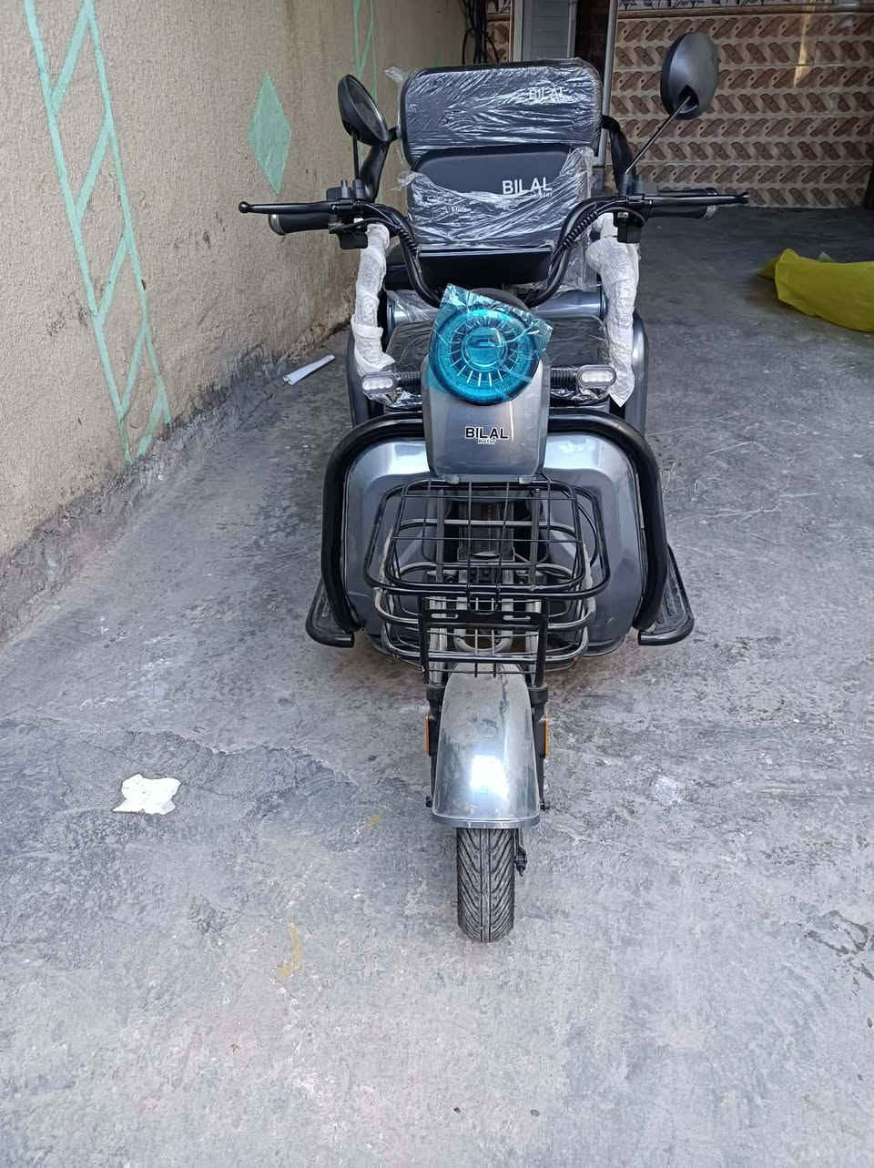 السلام عليكم دراجه شحن بعده ب الكارتون مال ناس إكبار  جبته للحجي والحجي يكول عيب اركب بستوته ههههه رايده مليون و150وبيه مجال الاتصال عله رقم ***********
