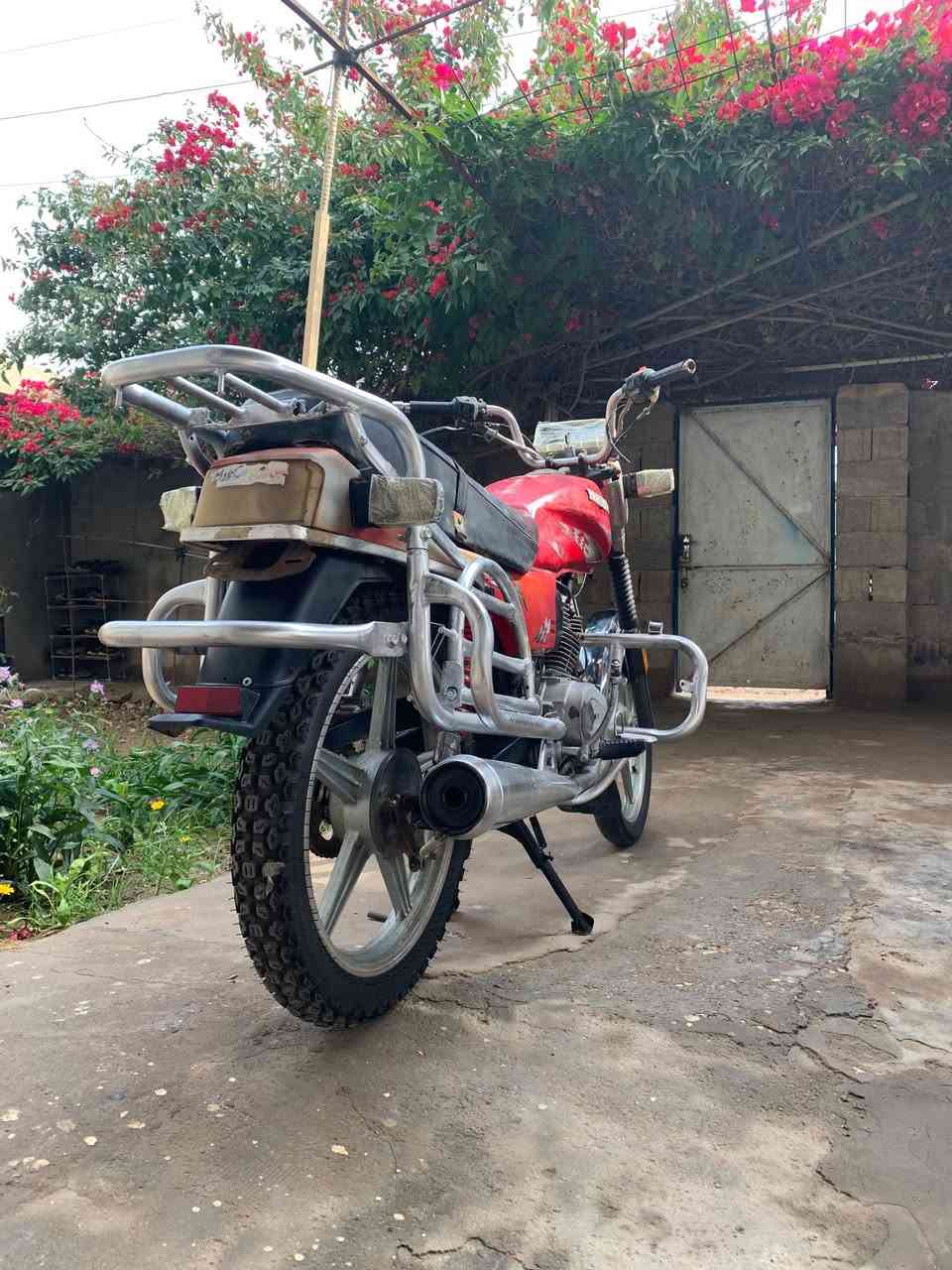 دراجة فيوم موديل 2012 بلاديه وياها 6 أوراق الأصوليات،، اوراقها كوت ،، شاصي نظيف واصلي ،،، تخم تايرات،، مكينة نشطة تاكل الكاع ،، كهربائيات شغاله نقص بس باتري ،، السعر 400;بيها مجال ،، العنوان الكوت/الدجيلي  ***********
