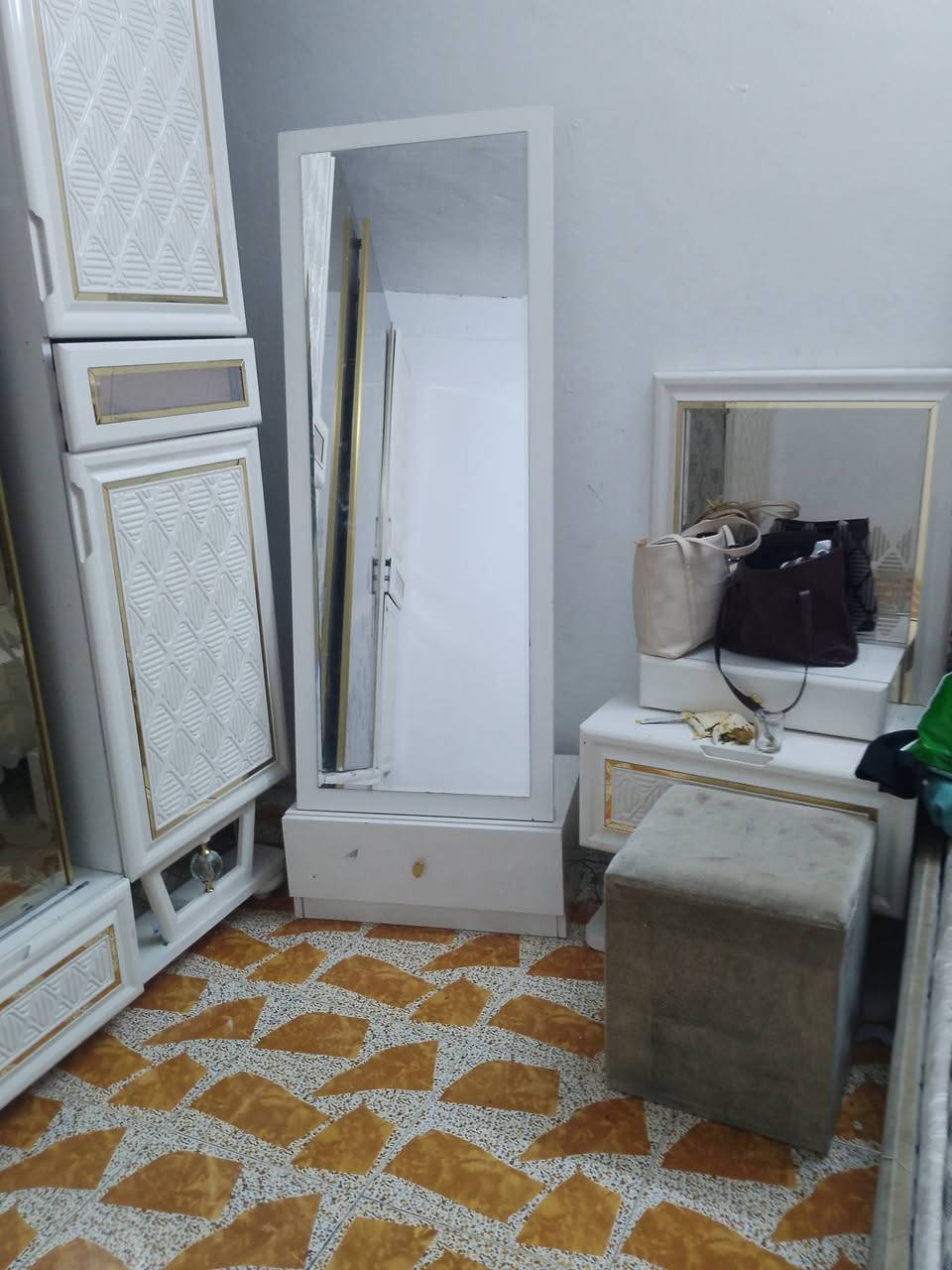 بيع مستعجل غرفه تركيه وتخم وكاونتر اسعارهم مناسبه للاستفار ***********
