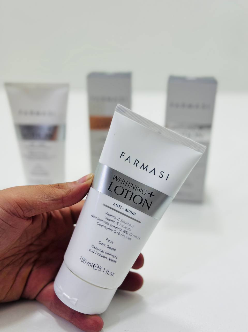 بشرة موحدة، ناعمة، ومشرقة في عبوة واحدة! ✨
هل تعبتِ من تعدد المنتجات؟ FARMASI Whitening+ Lotion يقدم لكِ الحل المتكامل لتفتيح البشرة ومحاربة علامات تقدم السن في نفس الوقت.
لماذا ستحبينه؟
 🌟 تفتيح مضاعف: بفضل فيتامين C و النياسيناميد (B3) لتفتيح البقع الداكنة وتوحيد اللون.
 🛡️ حماية ومقاومة للتجاعيد: مدعم بـ فيتامين E ومضاد الأكسدة القوي Coenzyme Q10 لتجديد حيوية البشرة وشبابها.
 🧴 متعدد الاستخدامات: آمن وفعّال للاستخدام على الوجه، البقع الداكنة، وحتى المناطق الحساسة ومناطق الاحتكاك.
🌿 تركيبة خفيفة، سريعة الامتصاص، وبحجم مثالي (150 مل) ليدوم معكِ طويلًا.
🛍️ ودعي التصبغات وابدأي رحلة التوهج الآن!


**إذا كنت صاحب هذا الإعلان وتريد حذفه لأي سبب، رجاءا أرسل رسالة إلى الدعم الفني**