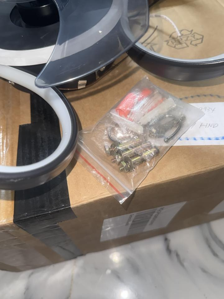 ثريا سقفيه حديثه مدمجه مع بنكه وياها مروحه واضاءه LED على طوله وتحكم عن بعد تصميمه يدمج بين الاضاءه والتهويه وتكدر تتحكم بالالوان بيه خمس الوان حجمه 22 انج وقطعه جديده غير مستخدمه كامله مع ملحقاته مثل ما موضح بالصور سعره 50 تواصل واتساب او خاص ***********
