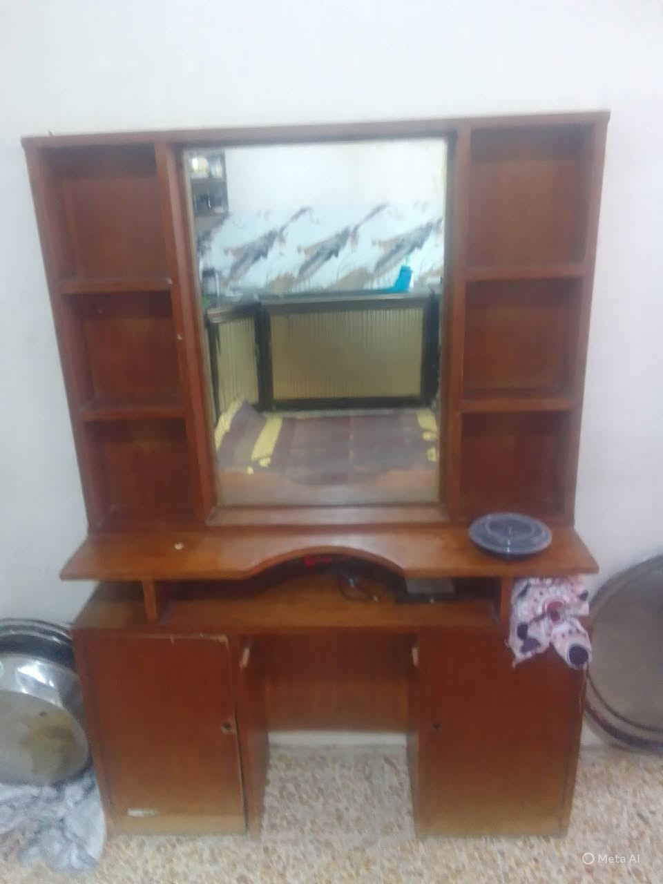 السلام عليكم اغراض للبيع الميز بدون كراسي /***********/***********
