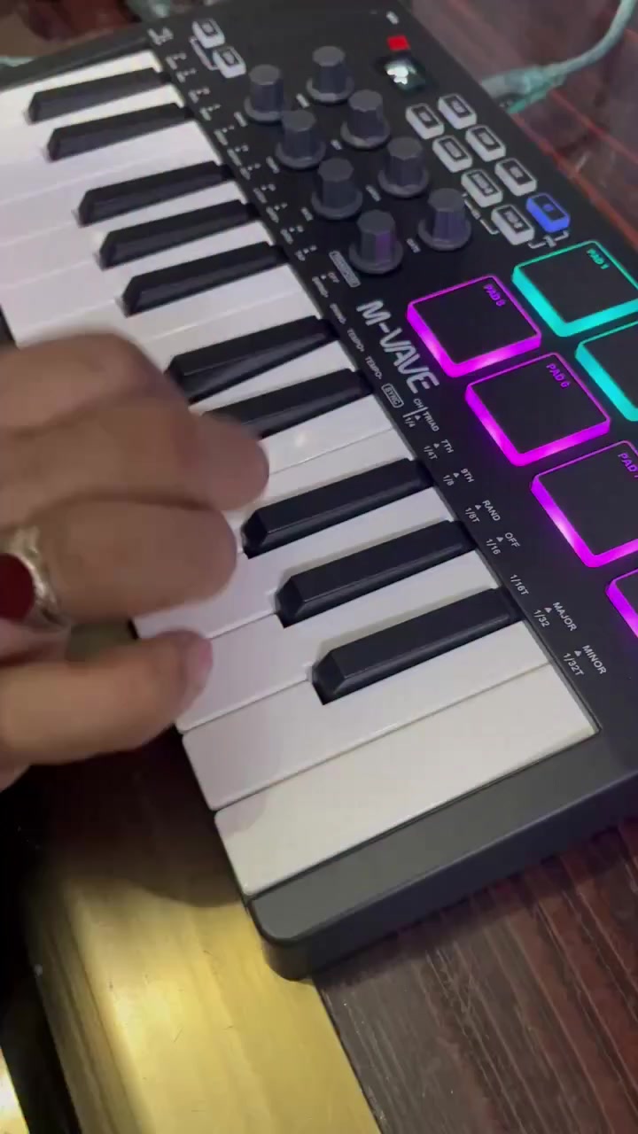 ميدي كيبورد جديد غير مستخدم يربط على الهاتف واللابتوب السعر75000 الاتصال على ***********
