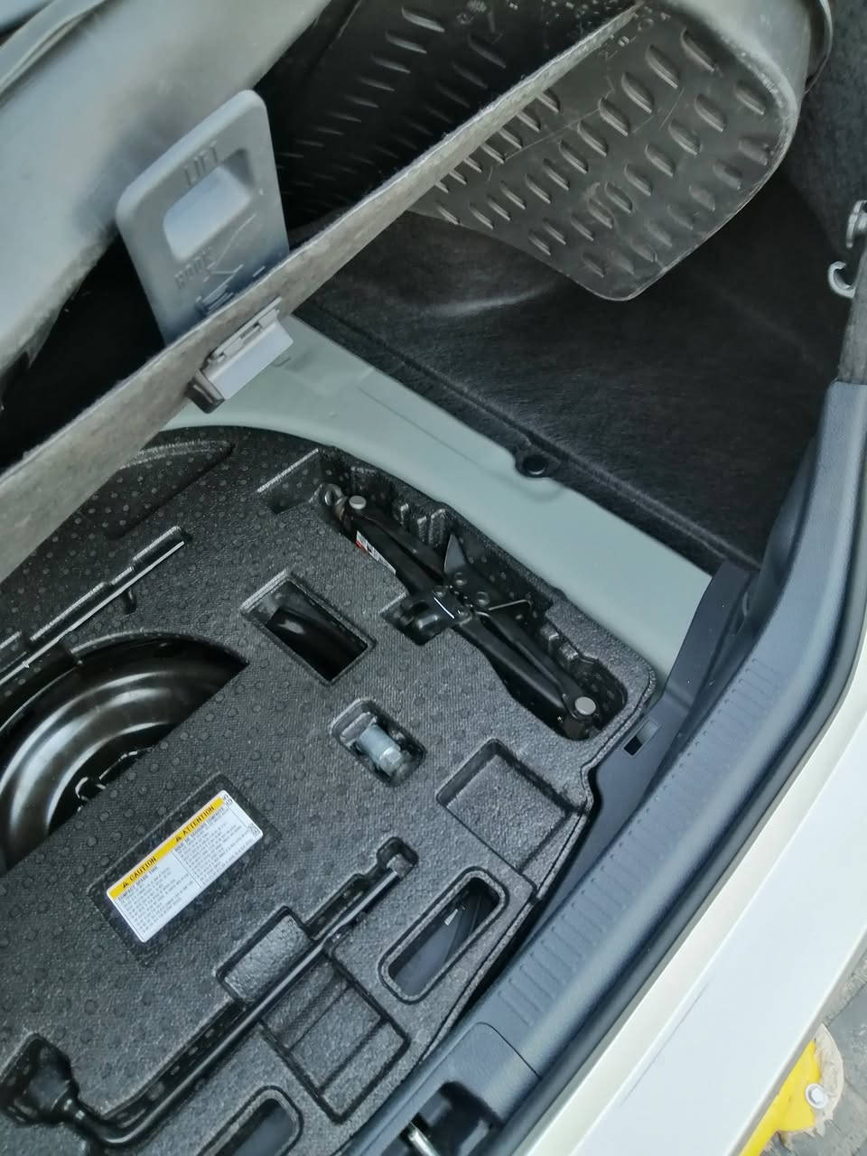 كامري موديل 23 LE وارد امريكي معروفه مواصفاتها رقم اربيل جديده ماشيه 17 الف اخت الزيرو  مكانه اربيل باسمي السعر 197 وبيه مجال 
***********
