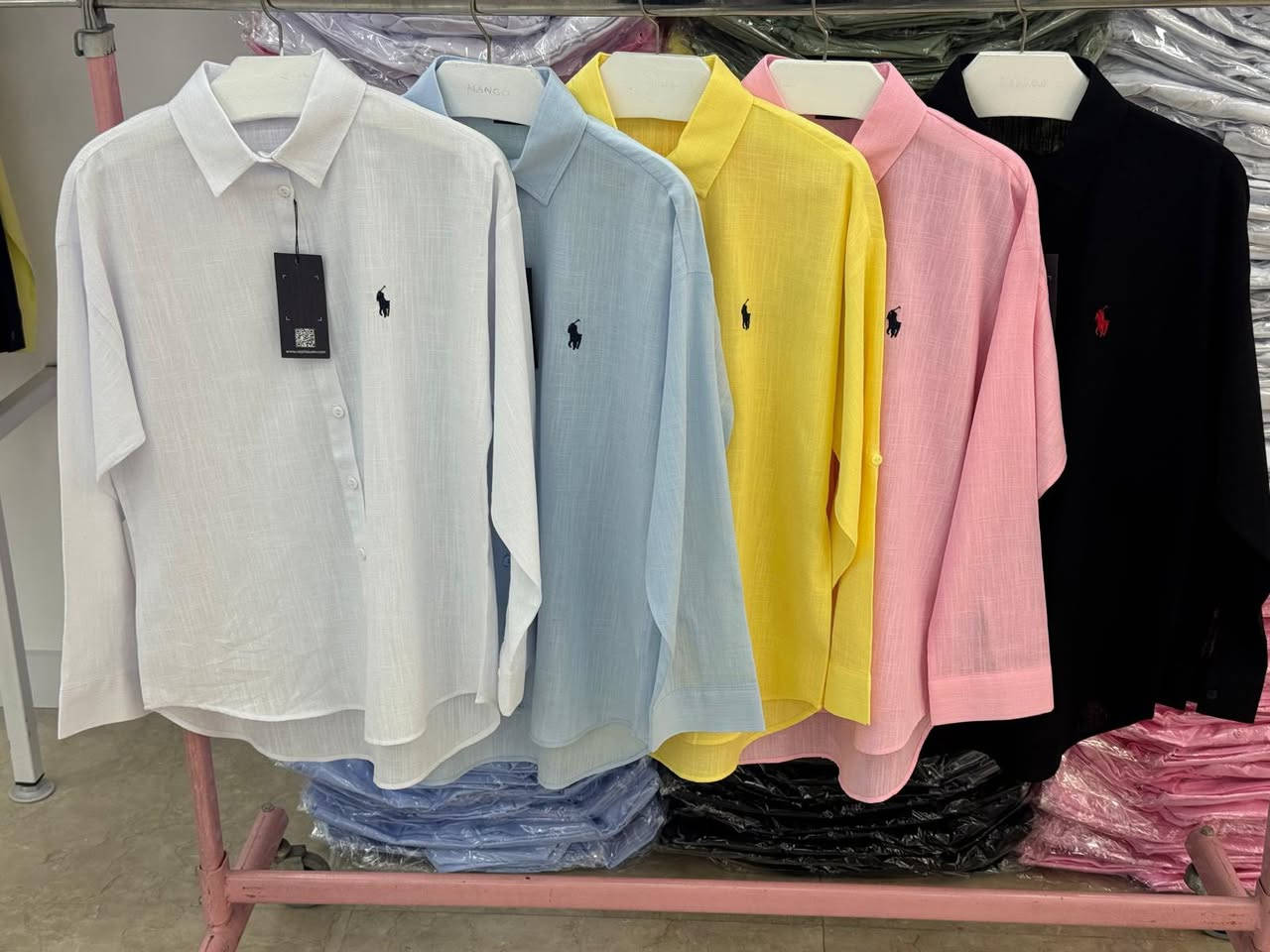 السلام عليكم 
جملة جملة جملة فقط ‼️‼️
قميص نسائي قياسات s m  l  xl
طول 70 و 75 
لطلب اتصال واتساب فقط ***********
