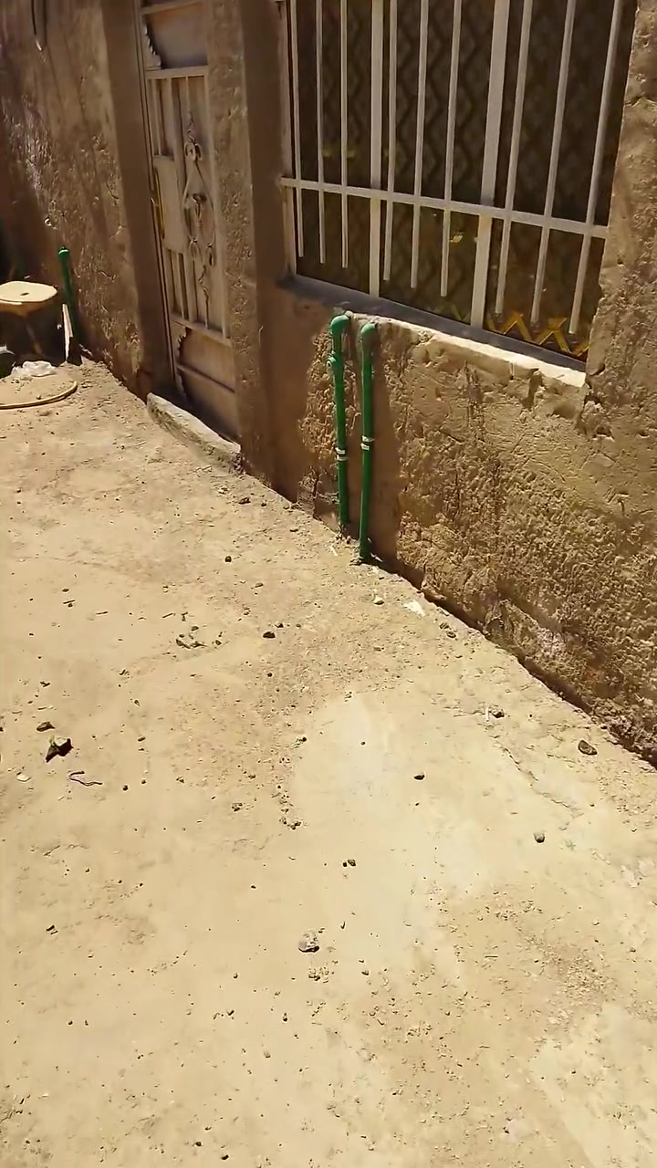 السلام عليكم بيت طابو صرف للبيع مساحة ١٠٠ مربع في حي الامير  بناء قديم قرب جامع شيخ محسن السعر ٣٩ وبيه مجال او مراوس بقطعه بالتوزيع الجديد وينطي فرق  ***********

