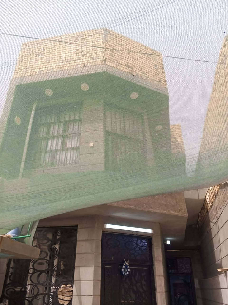 بيت طابقين مساحة 100 متر طابو زراعي سند سند 25 بسمي بناء درجة أول البناء صب طابوق الطابق الأول غرفه و كلدور و مطبخ و صاله و درج دور مرر و صحيات و كراج سيارة و الثاني غرفتين و كلدور العنوان شارع 80 جهة النجف نزلت الساده حي النصر منطقة مرتبه جوارين خير من الله مجاري انترنيت ضوئي خامس بيت عن الشارع الرئيسي قرب مكتب سيد سعد ابو خطه اتصال *********** بي واتساب
