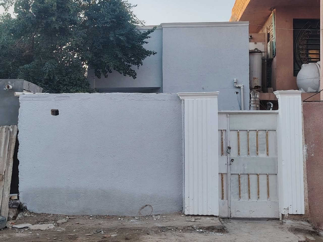 بيت للبيع
المكان حي الجمعية خلف صيدلية لما
المسافه ١٠٠ متر واجهه ٥ م نزال ١٠ م
طارمه استقبال غرفه صالة مطبخ صحيات
للاستفسار ***********
