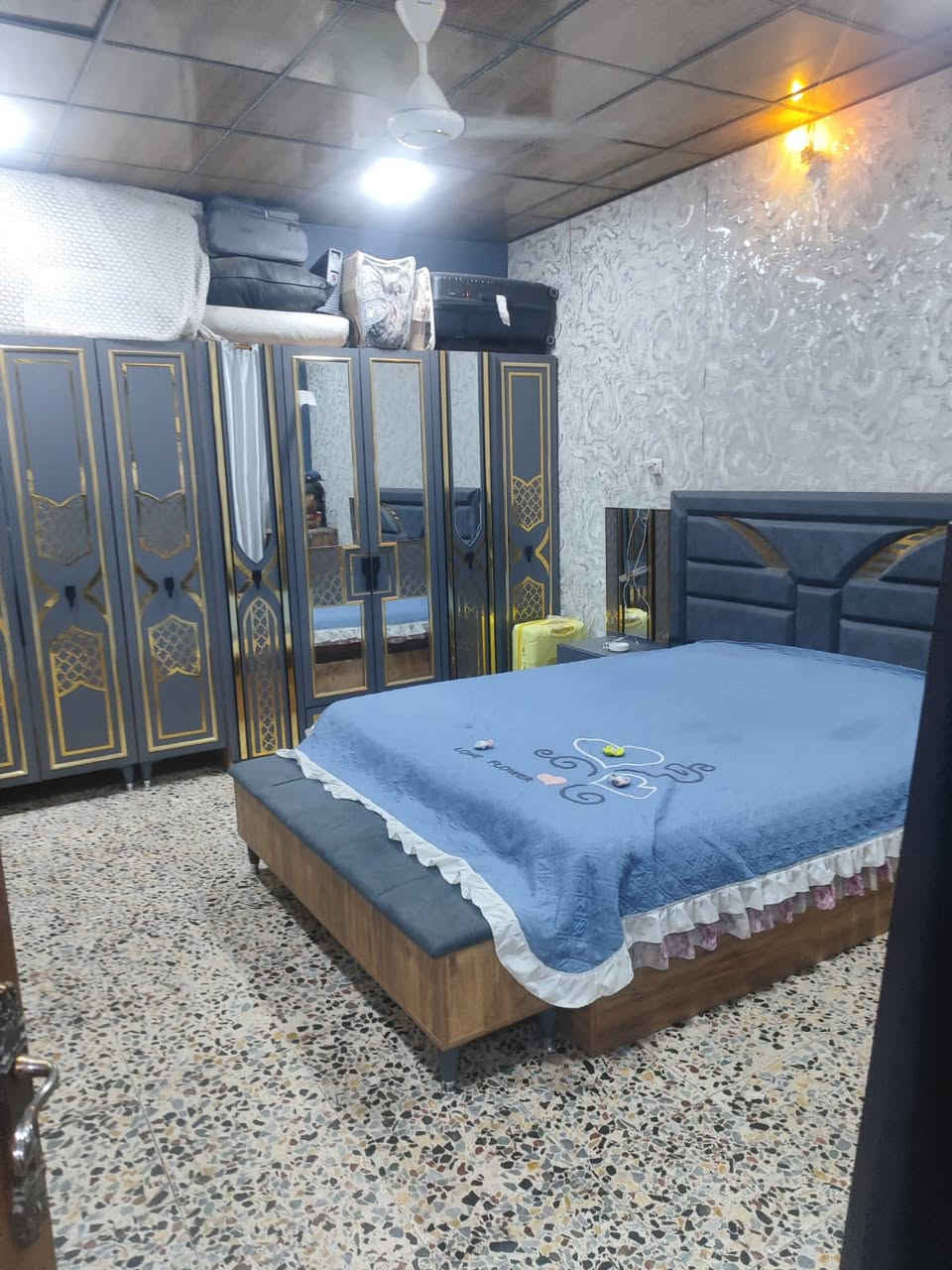 سلام عليكم بيت للبيع في حي البساتين المساحه125 مربع السقف مسلح الارض كاشي بيت مناقصه شي الشارع عريض مقرنص السعر65 
للاستفسار ***********
