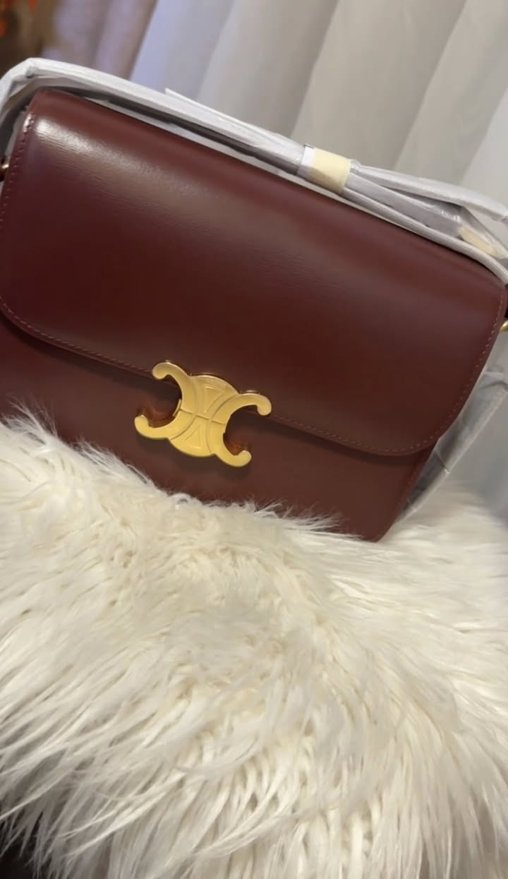 اناقه وفخامه القطعه عالم ثاني 🫰🏻
حقيبه ماركه CELlNE صنع في Paris


**إذا كنت صاحب هذا الإعلان وتريد حذفه لأي سبب، رجاءا أرسل رسالة إلى الدعم الفني**