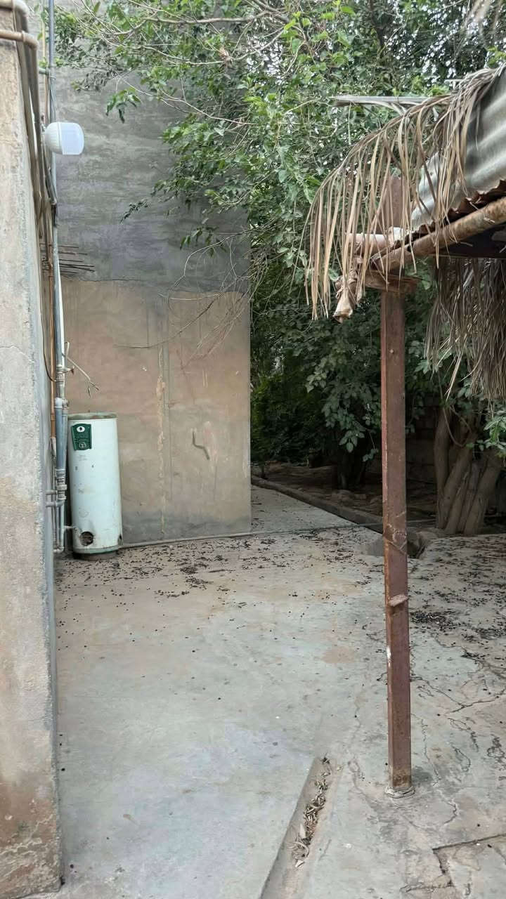 دار للبيع مع مشتمل مساحه ٨٠٠ م طابو صرف يتكون من استقبال وهول مع ٥ غرف و مطبخ و٣ صحيات داخليه وخارجيه 
المشتمل يتكون من استقبال وغرفه ومطبخ وصحيات 
البيت نظيف جدا كامل من كلشي جاهز لسكن 
موقع دار  حقلانية قرب محطة الوقود مجاور اسواق عبدالله فاضل 
السعر / 68 وبي مجال بسيط 
للاستفسار ***********/
زورونا موقعنا مكتب اليوسف للعقار فلكة جسر حجلان ***********
