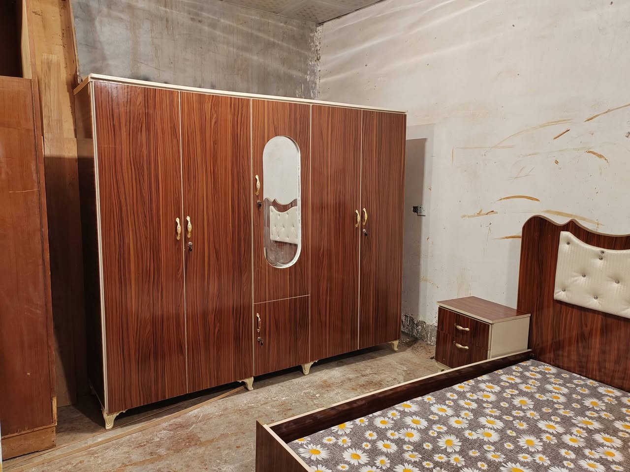 غرفة نوم تركي خمس أبواب مستخدم شي قليل شرط النظافه السعر 325 ويرهم مراوس والعنده يبيع اشتري الشراي يجي خاص اويتصل برقم ***********مكاني كركوك
