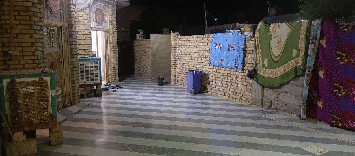 سلام عليكم
على بركه الله
بيت زراعي يحتوي على اربع غرف وصاله 11في 4 + دوانيه 8 في 4 الغرف 3ونص في 5 ونص ومطبخ بارد3 في4 ومطبخ حار 3ونص في3 صحيات داخليه وخارجيه +ترك حرف L كونكريت مسلح وبناء طابوق حديث  وكراج سياره كبير  سراميك بورسلين ارضيه وجداري يبعد عن شارع التبليط 30 متر فرعي العنوان غراف طريق الحمزه مجاور سيد مرتضى جعفر باقي التفاصيل عبر الهاتف *********** مساحه البيت 340متر
