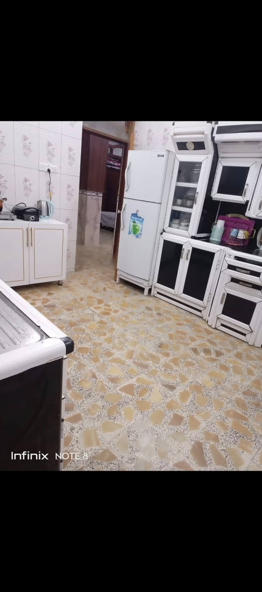 دار للبيع
مساحة البيت 150 متر 
طابقين 
الطابق الاول صحيات عدد 2 داخلي و خارجي 
استقبال مطبخ صالة غرفة 
الطابق الثاني صحيات عدد 1 ثلاث غرف سطح مع مخزن 
العنوان: حي الوحده قرب مديرية بلدية ميسان 
للاستفسار : ***********
