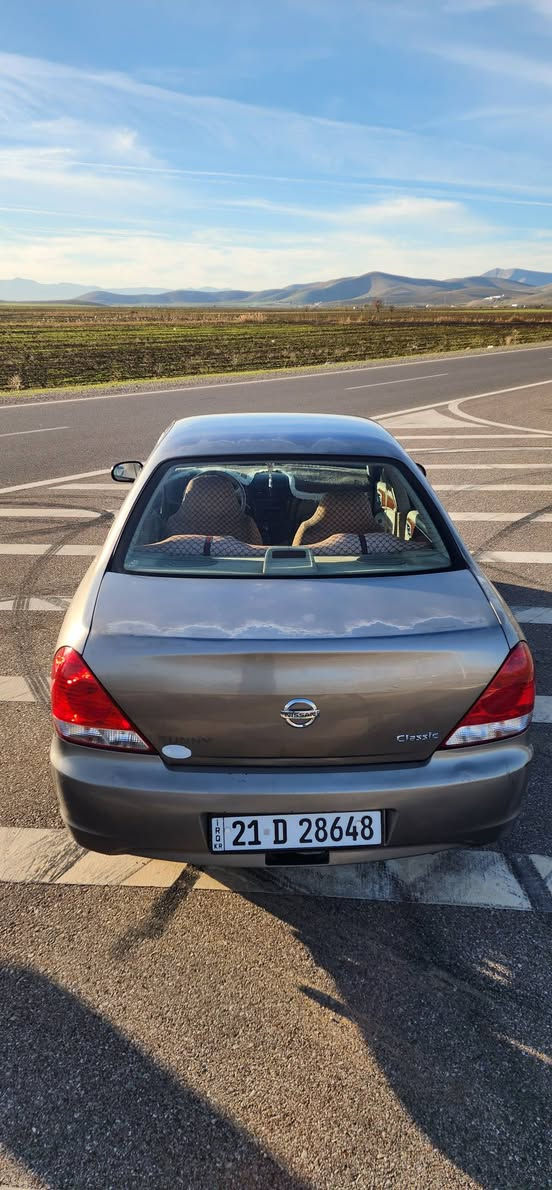 بۆ فرۆشتن
نیسان سەنی یابانی 
مۆدێل:2010
گێڕ ئۆتۆماتیک 
گێڕ و مەکینە و کارەبای و تەبرید و تەقە و ڕەقە و تەحویل و غەرامە بەشەرت 
سێ پارچەی بۆیاخە و کەمێک کاڵبوونەوەی هەیە 
***********
