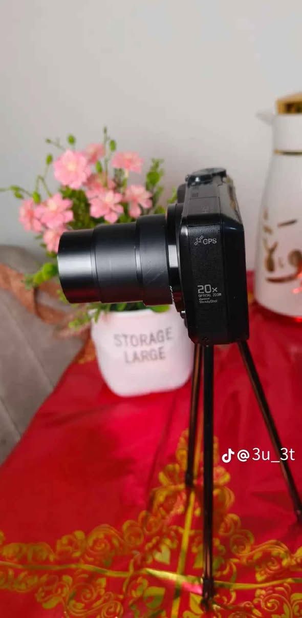 الدقة: مستشعر Exmor R CMOS بدقة 18.2 ميجابكسل. 
العدسة: عدسة Sony Lens G بمدى تكبير بصري 20x. 
الفيديو: إمكانية تسجيل فيديو عالي الدقة (Full HD 1080p) بمعدل 60 إطارًا في الثانية. 
الشاشة: شاشة LCD مقاس 3 بوصات. 
الميزات الأخرى:
نظام تحديد المواقع العالمي (GPS) مدمج. 
مثبت الصورة البصري SteadyShot. 
سرعة تصوير متتابع تصل إلى 10 إطارات في الثانية بدقة كاملة. 
أوضاع يدوية وتلقائية متنوعة، بما في ذلك وضع بانوراما المسح. كركوك, العراق


**إذا كنت صاحب هذا الإعلان وتريد حذفه لأي سبب، رجاءا أرسل رسالة إلى الدعم الفني**