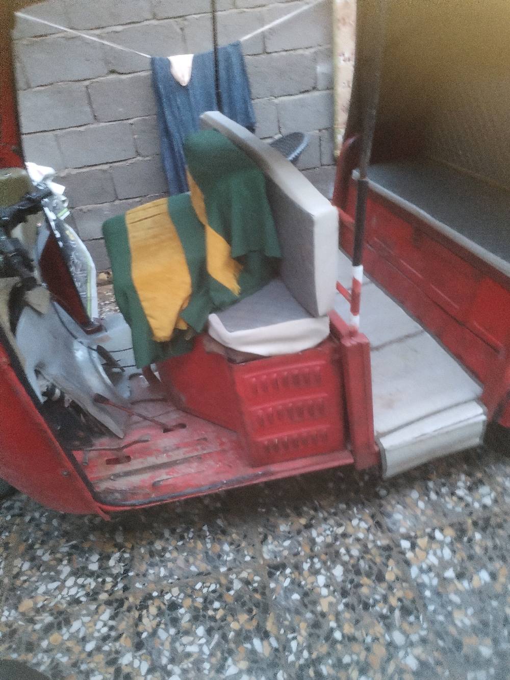 تكتك نظيف للبيع، بلون أحمر مع ملصقات مميزة، مناسب للنقل الشخصي أو الأعمال التجارية. المساحة الداخلية واسعة والمقاعد بحالة جيدة. يعتبر خيار مثالي لمن يبحث عن وسيلة نقل متعددة الاستخدامات بأسعار معقولة.