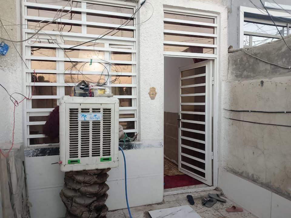 للإيجار مشتمل مساحة ٤٠ م بناء حديث يحتوي على
ط١ / أستقبال + حولي مطبخ + صحيات 

ط٢ / غرفتين نوم + بيتونة 

العنوان / الشعب مقابل سوق ال ٤٠٠٠ الاف قريب على الشارع

للاستفسار الاتصال / *********** مكتب الكرار للعقار
