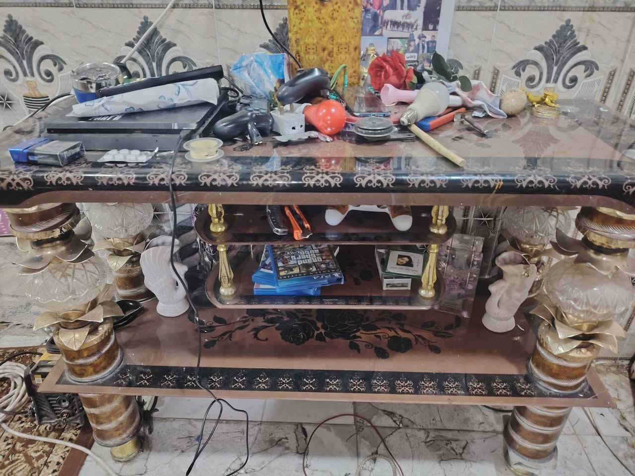 ميز بلازمه نضيف ما بي شي السعر 40العنوان البصره المشراق الجديد الرقم ***********
