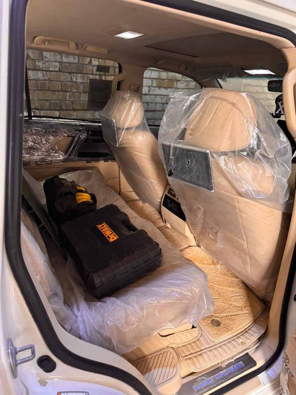 مرحبا السلام عليكم لاندكروز موديل 16 محرك ثمانيه 4600 مراوس التاهو او يوكن ايش عندك نزل ***********
