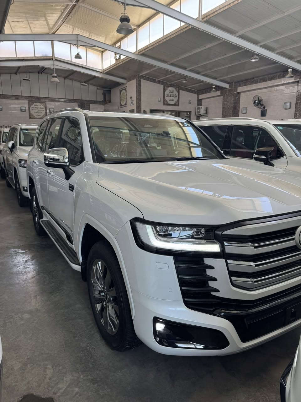 السلام عليكم 

لاند كروز 2025  ساس( VXR)HEV 

فول مواصفات 1/1 

داخل احمر 

ابواب شفط 

سياره محرك 3.5 تون توربو كهربائيه 

عداد المسافه صفر كيلو متر 

للأستفسار اكثر يرجى الاتصال على الرقم 

***********

