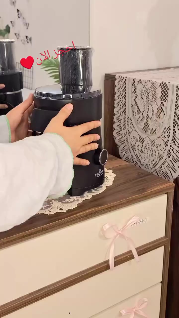 قطاعة خضروات كهربائية 6 في 1 امبليوم
الاستخدامات

تقطيع الخيار، البطاطا، الجزر والخضروات بجميع أنواعها.

بشر الجبن والخضار لتحضير السلطات.

تقطيع شرائح رفيعة أو سميكة حسب القرص المستخدم.

تقطيع البطاطا أصابع (فرنش فرايز).

تجهيز سريع للسلطات، الشوربات، المقبلات وأطباق التقديم.

مثالية للاستخدام اليومي في المطبخ المنزلي.

المميزات

قدرة كهربائية: 200 واط.

نظام 6 أقراص ستانلس ستيل (تقطيع – بشر – شرائح – فرنش فرايز).

سرعة تشغيل واحدة لسهولة الاستخدام.

فتحة إدخال كبيرة (Big Mouth Chute) لاستيعاب الخضروات الكبيرة.

سعة معالجة تصل إلى 600 غرام لكل دفعة تقريباً.

مدة تشغيل قياسية: حوالي 60 ثانية لكل دفعة.

هيكل ثابت مع قاعدة مانعة للانزلاق.

طول سلك الكهرباء: 100 سم.

نظام أمان يمنع التشغيل في حال عدم تركيب الأجزاء بشكل صحيح.

سهلة الفك والتركيب والتنظيف.

محتويات الصندوق

وحدة المحرك الرئيسية.

وعاء المعالجة.

غطاء علوي مع فتحة إدخال.

أداة ضغط (Pusher).

6 أقراص تقطيع ستانلس ستيل:

قرص شرائح رفيعة.

قرص شرائح سميكة.

قرص بشر ناعم.

قرص بشر خشن.

قرص فرنش فرايز.

قرص تقطيع إضافي متعدد الاستخدام.

دليل استخدام.

الملاحظات

يجب فصل الجهاز عن الكهرباء قبل التنظيف.

لا يتم غمر وحدة المحرك بالماء.

الشفرات حادة جداً ويجب التعامل معها بحذر.

يفضل إراحة الجهاز 30 دقيقة بعد 5 دورات تشغيل متتالية.

مناسبة للاستخدام المنزلي فقط.

أبعاد الكارتون:

الطول 20سم  العرض 22سم  الارتفاع 35سم.
وبسعر 65000 ألف فقط احجز الآن 
ويوجد توصيل لجميع المحافظة العراق أيضا 
لتوصل الأرقام التالية او يمكنك زيارة صفحة الرئاسية 
***********
***********
متوفر واتساب أيضا
